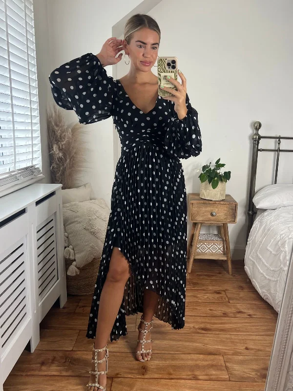 Toni Long Sleeved Pleated Maxi Dress / Mono Spot