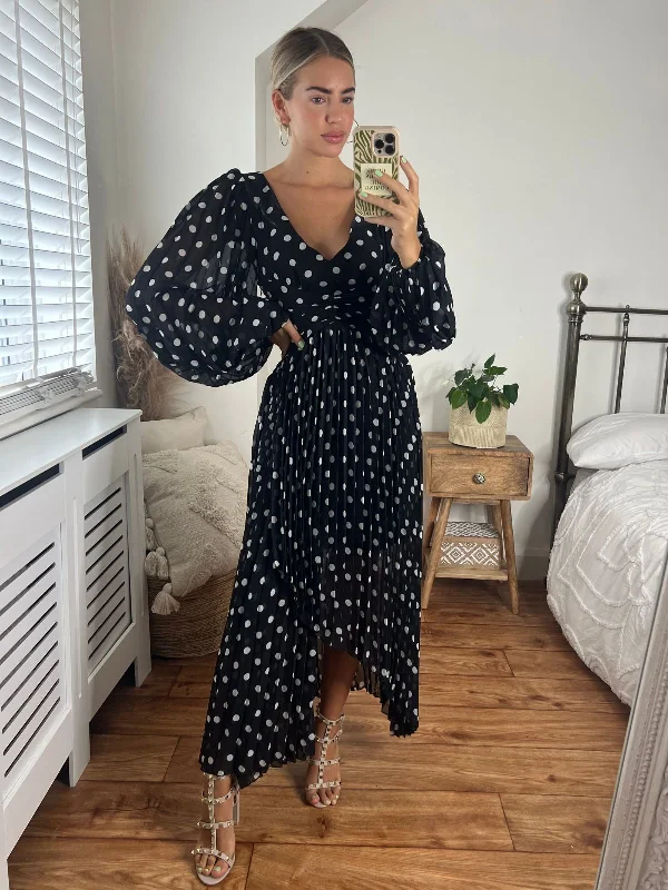 Toni Long Sleeved Pleated Maxi Dress / Mono Spot